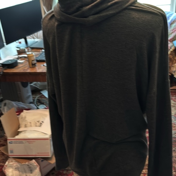 Yogalicious Sweater Women's Medium Grey Cowl Neck Pockets Pullover - Picture 6 of 6